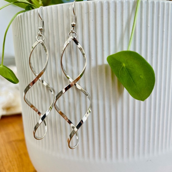 Spiral wave curl Gold color Earrings - Picture 11 of 11